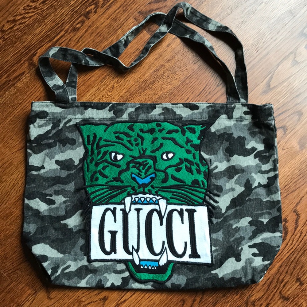 ❤️SOLD❤️-    Weekend canvas camo bag!
